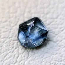 Možností je i ponechání přírodního neopracovaného diamantu.
